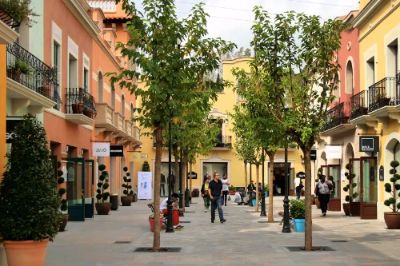 La Roca Village is a must-visit for fashion lovers. This chic outlet mall features a variety of designer stores offering discounts on luxury items. The outdoor shopping experience is enhanced by beautifully landscaped areas, making it not just a retail destination but also a pleasant place to stroll and unwind.