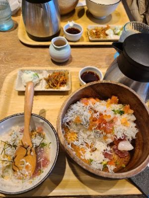 Komeraku is a delightful eatery located in Haneda Airport, offering a unique blend of traditional Japanese flavors in a convenient setting. Whether you're in transit or just visiting, their authentic dishes, like ramen and sushi, made from fresh ingredients will impress your taste buds. Don't miss their specialty matcha desserts!