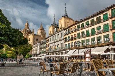 Plaza Mayor is the heart of Segovia, where history and culture collide. This lively square is surrounded by stunning architecture and offers a perfect spot to relax and take in the local atmosphere. Don’t miss trying the tapas at nearby cafes while enjoying views of the beautiful surroundings!