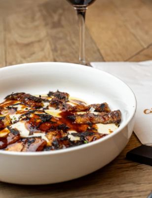 At Orvay Restaurant, you’ll indulge in authentic Catalan dishes made from fresh, locally sourced ingredients. The cozy ambiance and beautiful decor create a welcoming atmosphere, perfect for a relaxed dining experience after a day of exploring Barcelona. Don’t miss their renowned tapas and creative desserts!