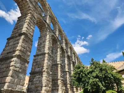 The Segovia Aqueduct is a breathtaking piece of Roman architecture that seamlessly merges history with the city’s charm. Standing tall since the 1st century, its intricate arches offer stunning views and an impressive connection to Segovia's past. Walking beneath this UNESCO World Heritage site is like stepping back in time, making it a must-visit!