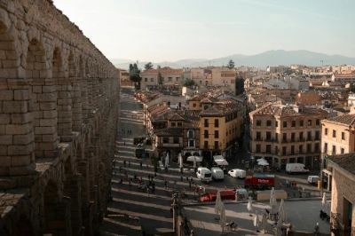 The Segovia Aqueduct is a breathtaking piece of Roman architecture that seamlessly merges history with the city’s charm. Standing tall since the 1st century, its intricate arches offer stunning views and an impressive connection to Segovia's past. Walking beneath this UNESCO World Heritage site is like stepping back in time, making it a must-visit!
