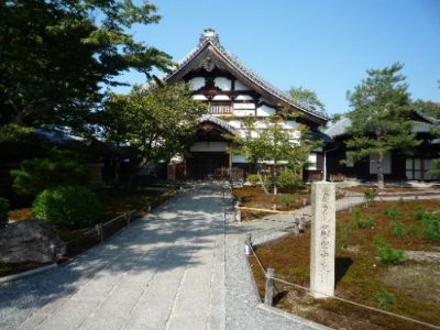 Visiting Kodaiji Temple offers a peaceful retreat filled with exquisite Zen gardens and traditional architecture. This temple is known for its beautiful landscapes, especially during cherry blossom season and fall foliage. Don't miss the spectacular night illuminations that bring the garden to life, creating a magical atmosphere that invites reflection.