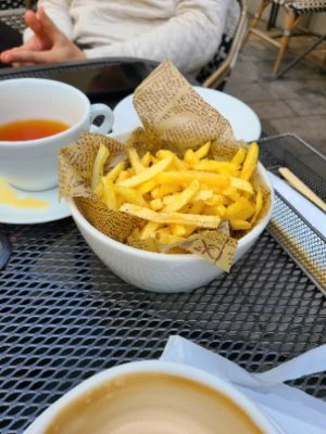 Tooth Tooth on the Corner is a cozy cafe nestled in the heart of Kobe. Known for its delightful brunch menu and exquisite desserts, it offers a perfect relaxing spot to unwind after exploring the city. The warm ambiance and friendly service make it a must-visit for both locals and tourists.
