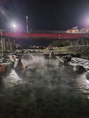 Gero Onsen Funsenchi is a hidden treasure where you can immerse yourself in soothing hot spring waters surrounded by beautiful nature. Imagine soaking in the warm, mineral-rich baths while taking in breathtaking views of the landscape. It's an ideal spot to unwind and enjoy a tranquil escape from the hustle and bustle.