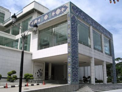The Islamic Arts Museum Malaysia is a treasure trove of art and culture showcasing exquisite artifacts from the Islamic world. With over 7,000 artifacts, ranging from textiles to ceramics, every corner offers a glimpse into the rich heritage of Islamic civilization. The striking architecture of the museum adds to the overall experience, making it a must-visit for art lovers.