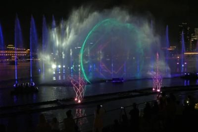 Imagine standing by the stunning Marina Bay, where water dances in sync with lights and music. The 'Spectra' show transforms the skyline into a vibrant tapestry of colors, making it a must-see spectacle in Singapore. Perfect for unwinding at the end of a day, this show impressively combines technological artistry with a breathtaking waterfront backdrop.