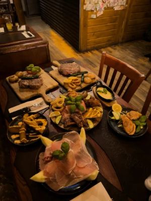 La Boca is a must-visit for anyone craving authentic Argentinian cuisine in Amsterdam. The moment you step in, the decor and ambiance transport you to Buenos Aires. Indulge in mouth-watering tapas and perfectly grilled steaks, paired with an excellent selection of wines. It’s a lively spot perfect for sharing plates with friends.