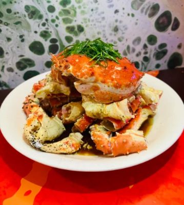 HolyCrab offers a unique culinary adventure with its delicious crab dishes and festive atmosphere. Located in the heart of Singapore, this restaurant stands out for its vibrant decor and delectable, bold flavors. Perfect for seafood lovers, its signature sauces and creative crab preparations are sure to leave a lasting impression. Don't miss the chance to try their famous chilli crab!
