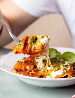 At Miscusi, you're in for a real treat: fresh pasta made daily with love. Nestled near the iconic Milano Centrale, this eatery is a pasta lover's paradise, offering a variety of sauces and toppings to mix with their perfectly crafted noodles. The cozy atmosphere and delightful flavors make it a must-visit for an unforgettable meal.