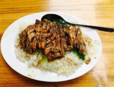 潮味莊 in Jordan is a must-visit for food lovers enthusiastic about traditional Hong Kong street cuisine. The bustling atmosphere and diverse menu offer incredible dishes, from crispy fried snacks to delightful desserts. Each bite transports you into the heart of local culture, making it an unforgettable culinary experience.