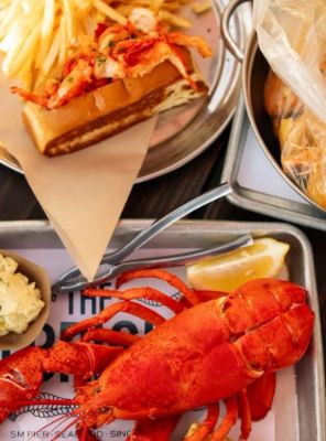 The Albright is a hidden gem on Santa Monica Pier, perfect for seafood lovers. Enjoy fresh catches and incredible ocean views while dining outdoors. It's a great spot to relax after exploring the pier, and its friendly service makes for a memorable experience. Don't miss the clam chowder!