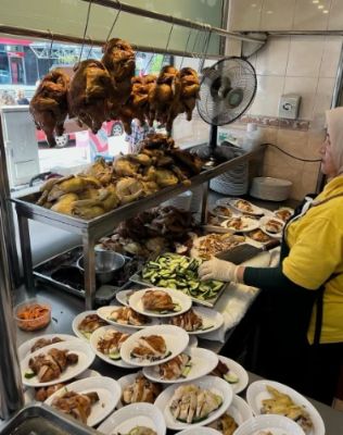 Nasi Ayam Hainan Chee Meng in Bukit Bintang is a must-visit for foodies. This eatery serves up tender chicken with fragrant rice, and its rich history adds to the charm. Locals rave about the flavor and authenticity, making it a perfect stop for a quick yet satisfying meal.