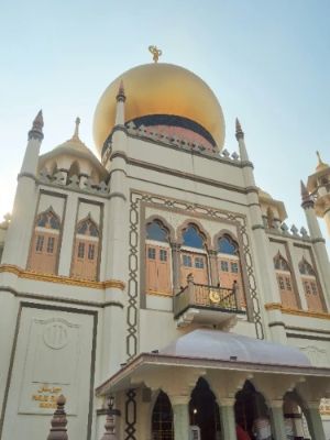 Visiting the Sultan Mosque is like stepping into a magnificent realm of culture and history. The striking golden dome and intricate details of the mosque's design are simply breathtaking. It offers a peaceful retreat amidst the bustling city while also providing insights into Singapore's vibrant Muslim community. Don’t miss the chance to explore its serene surroundings!