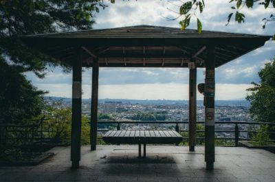 The Daikichiyama Observation Deck is a hidden gem perched overlooking Uji, known for its stunning panoramic views of the surrounding landscapes. As you relax and take in the sights, you can appreciate the tranquility and natural beauty of Uji. It’s the perfect spot to unwind and capture memorable photographs while enjoying a peaceful retreat from the city bustle.