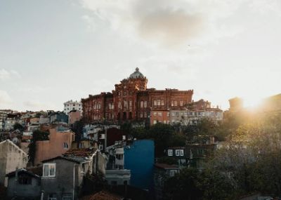 Fener and Balat are two of the most colorful neighborhoods in İstanbul, nestled along the Golden Horn. Known for their historic wooden houses and narrow alleyways, these districts offer a glimpse into the city’s cultural diversity. Enjoy charming cafes, local artisan shops, and breathtaking views of the water, making it a perfect spot for a leisurely stroll.