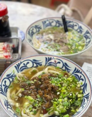 Mee Tarik Restoran is a gem in Kuala Lumpur, known for its hand-pulled noodles and rich Malaysian flavors. Located in the vibrant Jalan Sultan area, this eatery offers a cozy ambiance complemented by friendly service. Don't miss the signature dishes, including the delectable curry noodles that keep locals coming back!