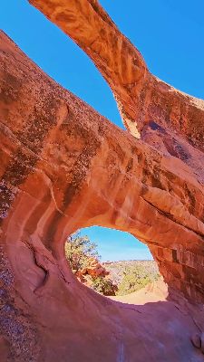 Trail Info:
Out and back
| 4-6 miles roundtrip | Est. 50 min
| Elevation gain: 308 feet
| National Park rating: Moderate
| Special Notes: Located in the Devil’s Garden, hikers recommend doing this one in the late afternoon or evening to avoid crowds. There is some hiking on slick rock, but you’ll be able to see Wall Arch and Partition Arch from the trail.