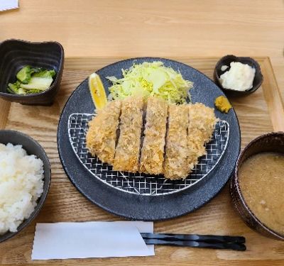 Visiting Tonkatsu Gen is a must for pork lovers! This gem in Chiyoda City serves expertly fried, crispy tonkatsu that stays juicy inside. The cozy atmosphere and attentive service make it perfect for a satisfying meal. Don’t miss their signature sauce that elevates the dish to a whole new level!
