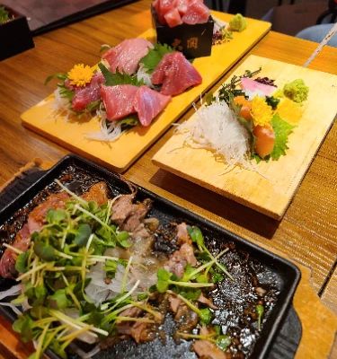 If you're a sushi lover, you must visit 神田マグロ漁港! Located in the bustling heart of Tokyo, it offers an incredible selection of fresh tuna at affordable prices. The atmosphere is lively and casual, making it perfect for trying various sushi dishes. Don't miss the chance to enjoy authentic flavors right from the market!
