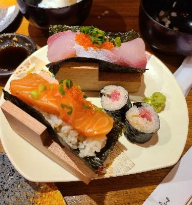 If you're a sushi lover, you must visit 神田マグロ漁港! Located in the bustling heart of Tokyo, it offers an incredible selection of fresh tuna at affordable prices. The atmosphere is lively and casual, making it perfect for trying various sushi dishes. Don't miss the chance to enjoy authentic flavors right from the market!