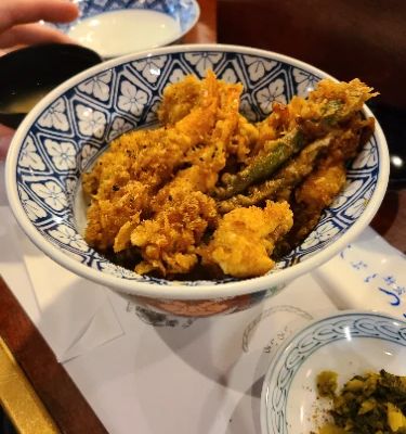 Tempura Shinjuku Tsunahachi Souhonten is a classic tempura shop steeped in tradition. Their Tempura Set features crispy, golden pieces of seafood and vegetables, showcasing the expertise of their chefs in perfecting this Japanese staple.
