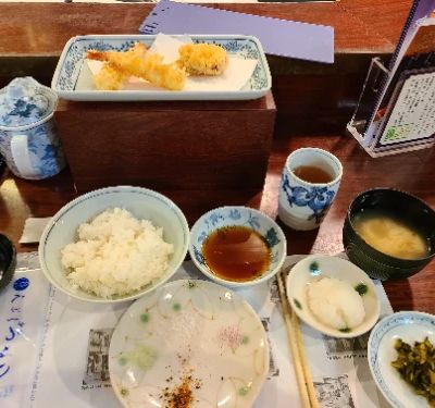 Tempura Shinjuku Tsunahachi Souhonten is a classic tempura shop steeped in tradition. Their Tempura Set features crispy, golden pieces of seafood and vegetables, showcasing the expertise of their chefs in perfecting this Japanese staple.