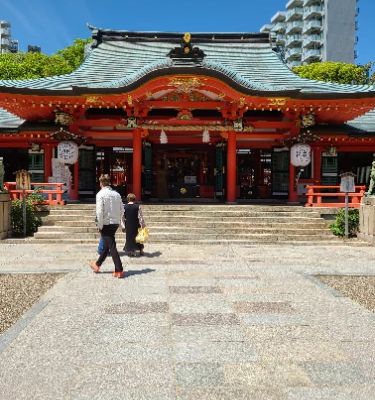 Ikuta Jinja is a serene Shinto shrine located in the heart of Kobe. This historical site, dating back over 1,800 years, provides a perfect escape from the city's hustle. Surrounded by lush greenery, visitors can enjoy the peaceful atmosphere while exploring unique traditions, beautiful architecture, and seasonal festivals. Don't miss the delightful local stories shared by friendly staff!