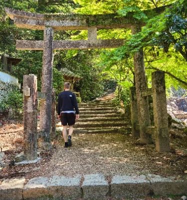 Daishoin Temple, nestled on beautiful Miyajima Island, offers a unique glimpse into Japanese Zen culture. Surrounded by lush greenery, the temple features stunning architecture, intricate carvings, and peaceful gardens. Visitors rave about its tranquil atmosphere and spiritual significance, making it a must-visit for anyone exploring this picturesque island.