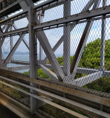 The Innoshima Bridge is not just a vital connection between islands but also offers breathtaking scenic views of the Seto Inland Sea. Walking or biking across provides an exhilarating experience amidst nature's beauty, and the surrounding area boasts fascinating historical sites. Enjoy the unique charm of Onomichi while visiting this impressive engineering marvel.