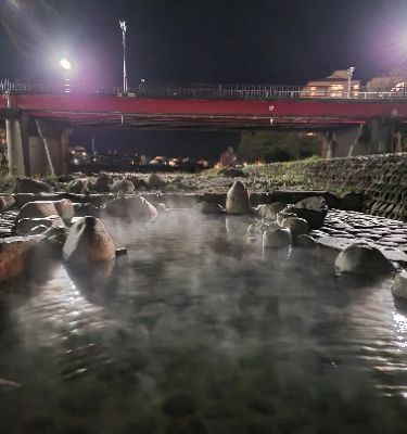 Gero Onsen Funsenchi offers a unique outdoor hot spring experience with breathtaking views. The atmosphere is incredibly tranquil, making it perfect for relaxation. Visitors rave about the natural scenery and the refreshing open-air bathing, which makes this a must-visit destination for anyone seeking rejuvenation in Japan.
