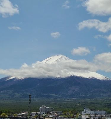 Tourist Base Kawaguchiko offers a stunning vantage point to view Mt. Fuji while you enjoy delicious coffee and snacks. The cozy atmosphere and friendly service make it the perfect spot to relax after exploring. Take in the scenic backdrop and capture memorable photographs that will make your friends envious!