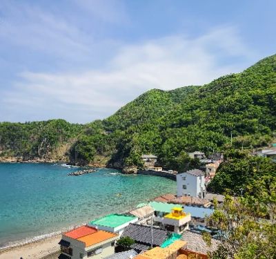 Iwachi Beach is an idyllic escape nestled in Matsuzaki, offering crystal-clear waters and soft sands perfect for sunbathing and relaxation. The scenic views of the surrounding landscapes create a tranquil atmosphere, ideal for a day of unwinding. Whether swimming or enjoying a picnic, this beach is a must for nature lovers visiting the area.