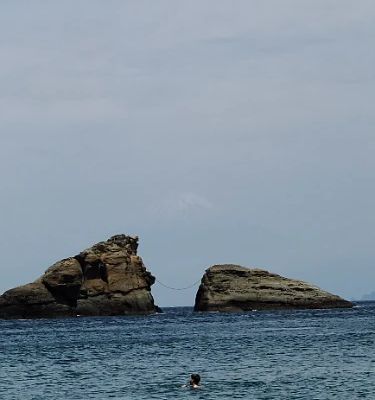 Kumomi Shore is a hidden gem in Matsuzaki known for its breathtaking natural beauty. Visitors often rave about the crystal-clear waters and the picturesque coastal scenery, ideal for relaxation or a peaceful stroll. Perfect for photography enthusiasts, this serene spot offers a stunning backdrop that feels untouched by time, making it an essential stop on any traveler's itinerary.